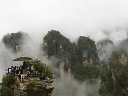 张家界，云雾深处的山水诗篇