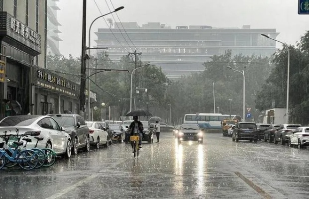 北京迎台风风雨考验，城市运行井然有序