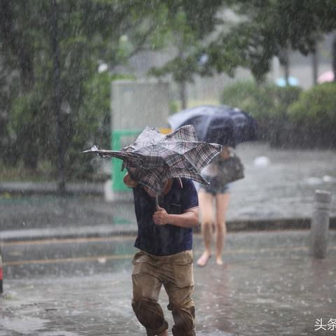 直击摩羯过境，风眼逼近，多地拉响最高级别红色预警